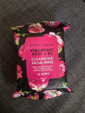 Betsey Johnson Hyaluronic Acid + B5 Cleansing Facial Wipes - Black & Pink Floral